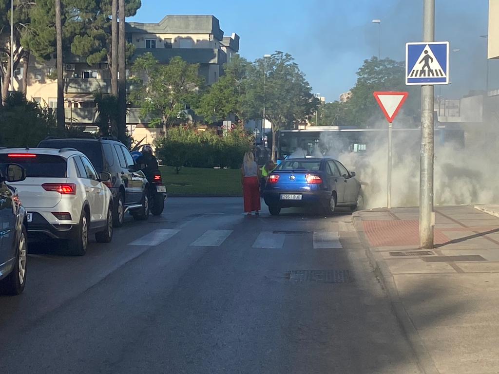 Momento del incendio del coche en plena avenida de Descartes en Jerez.