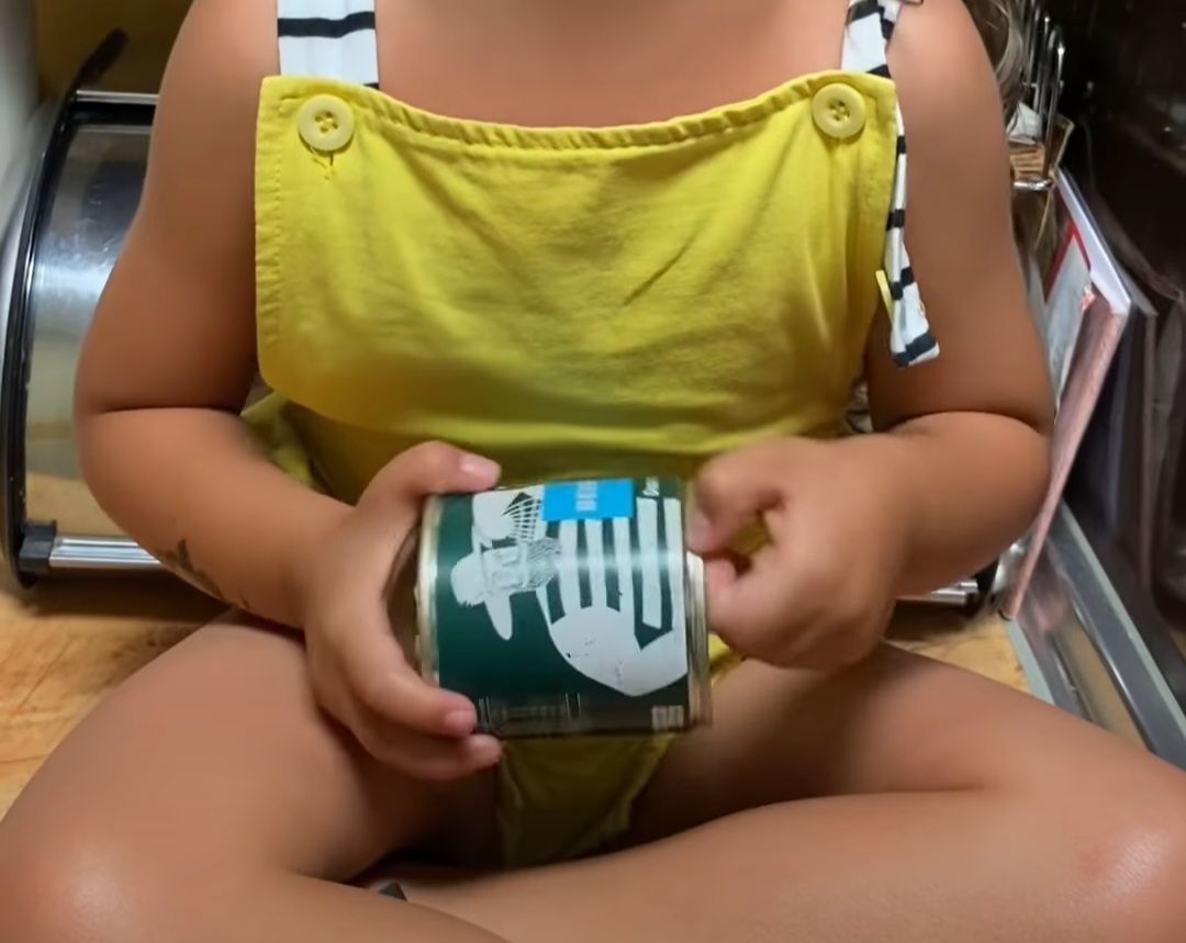 Romeo con una lata sin braille en la mano.