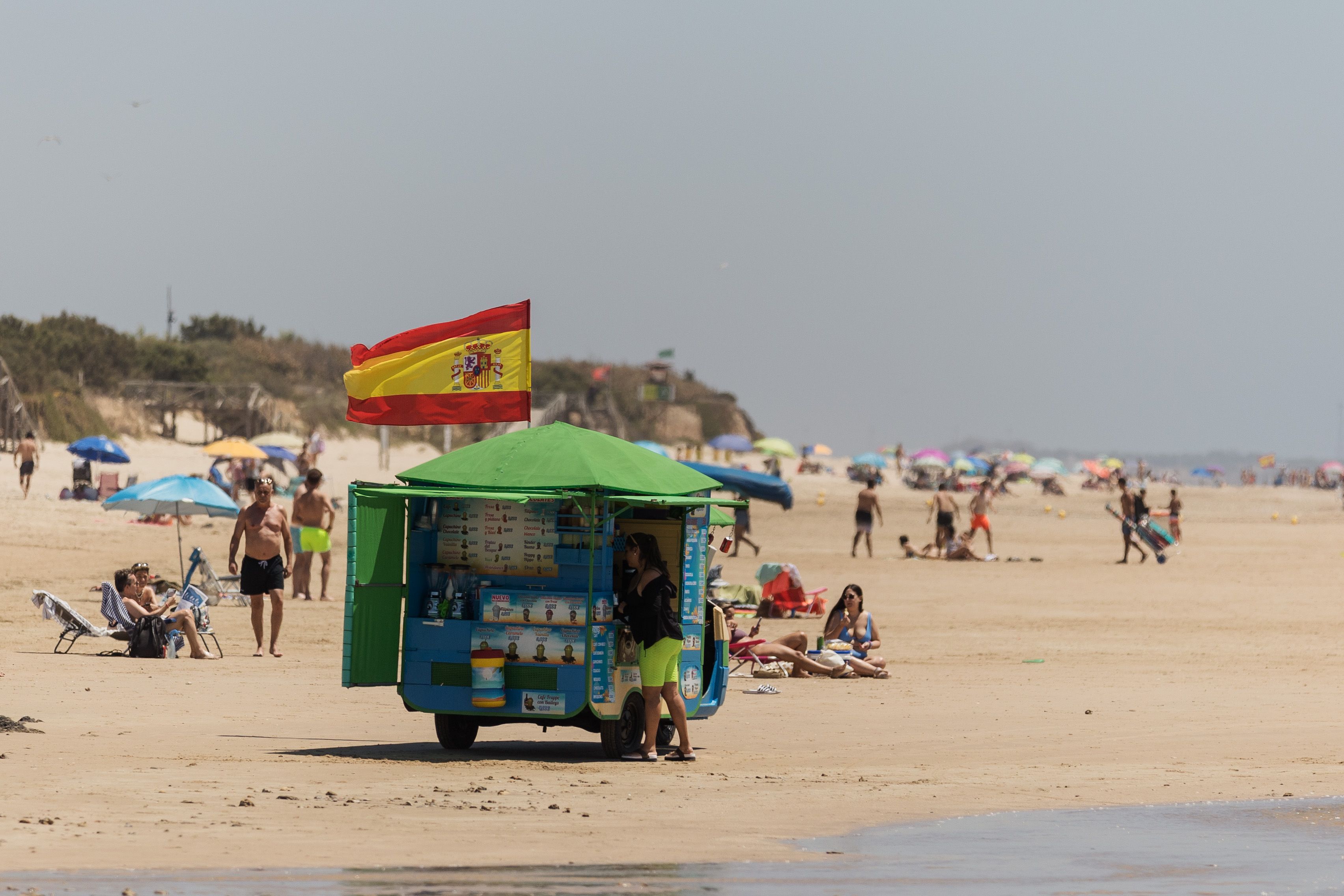 Cádiz se salva de la alerta naranja, pero regresa el Levante. Playa de las Tres Piedras, en Chipiona, en días pasados.