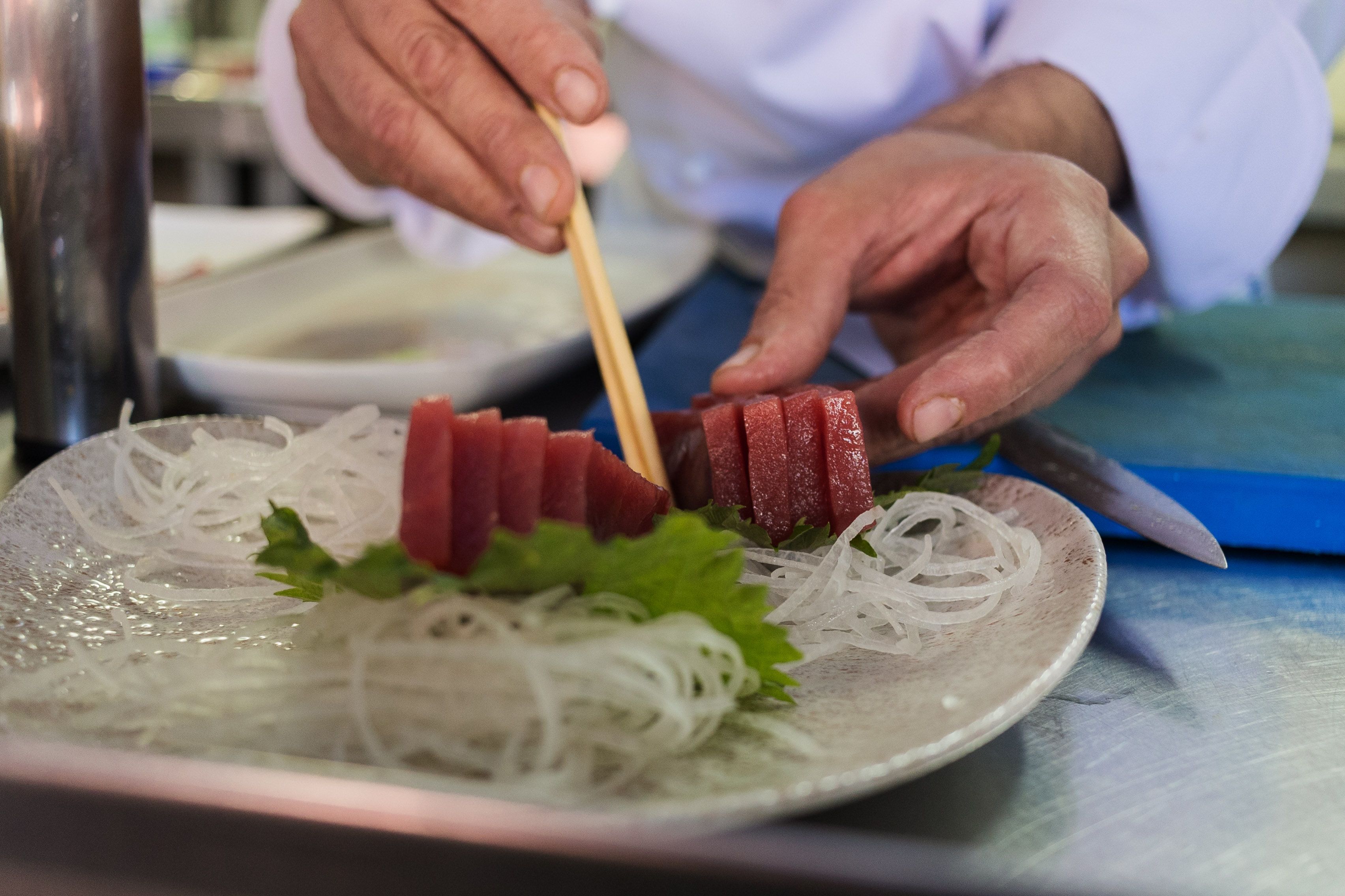 Preparación de un plato de 'sashimi' con salicornia.