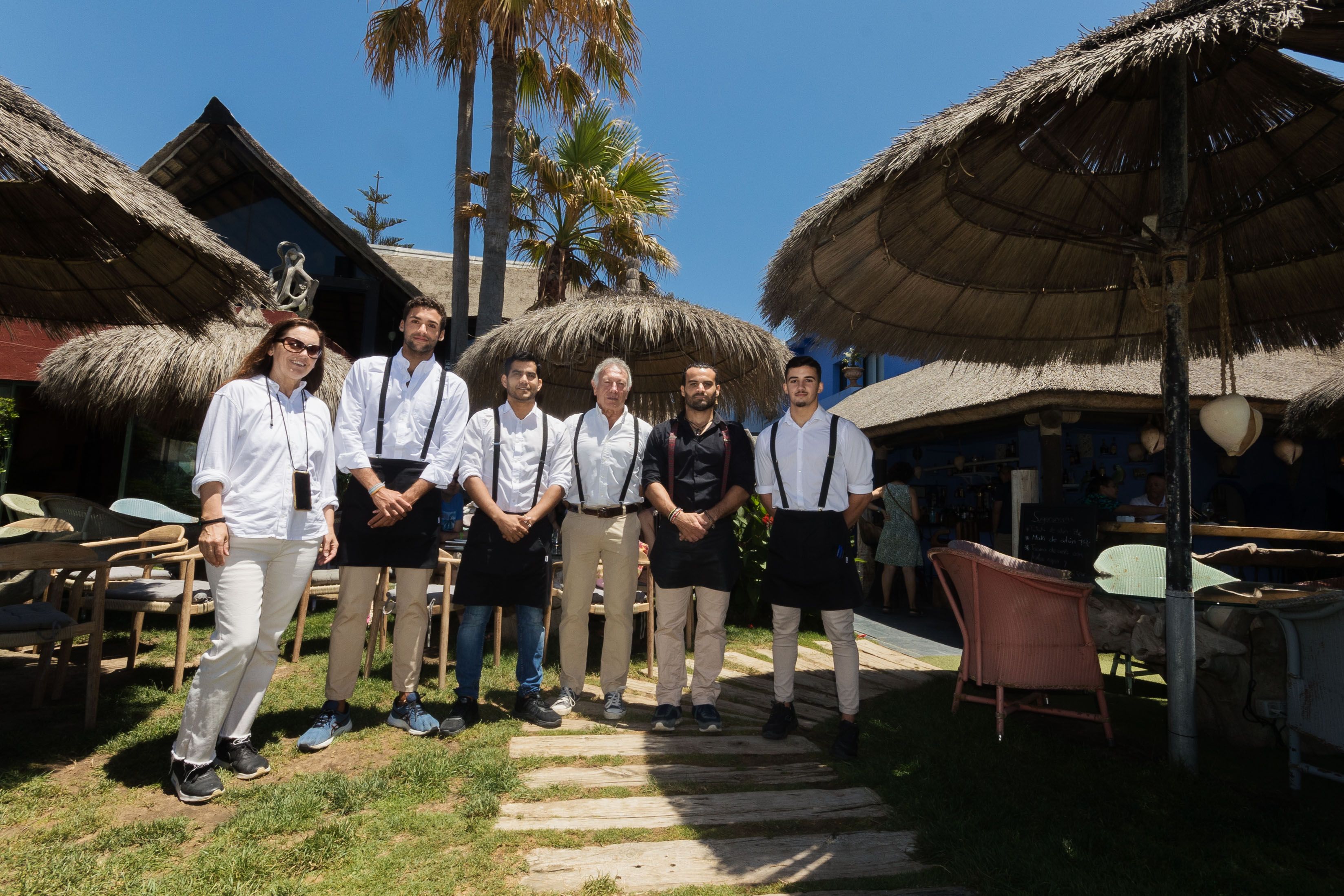 Equipo de Ajedrez el primer beach club que abrió en la playa de Las Tres Piedras, en Chipiona, que cumple 40 años de "cócteles refrescantes" y tallarines.