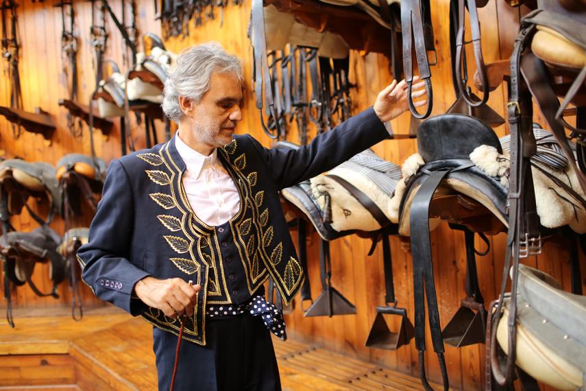 Andrea Bocelli, en el guadarnés de la Real Escuela, durante una visita hace unos años. FOTO: JUAN CARLOS TORO