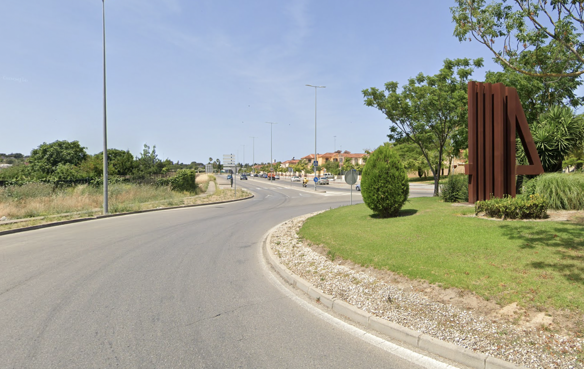 Una mujer atropelló en la rotonda 4 de la avenida Juan Carlos I de Jerez, en la imagen de Google Maps, a su expareja y padre de sus dos hijos.