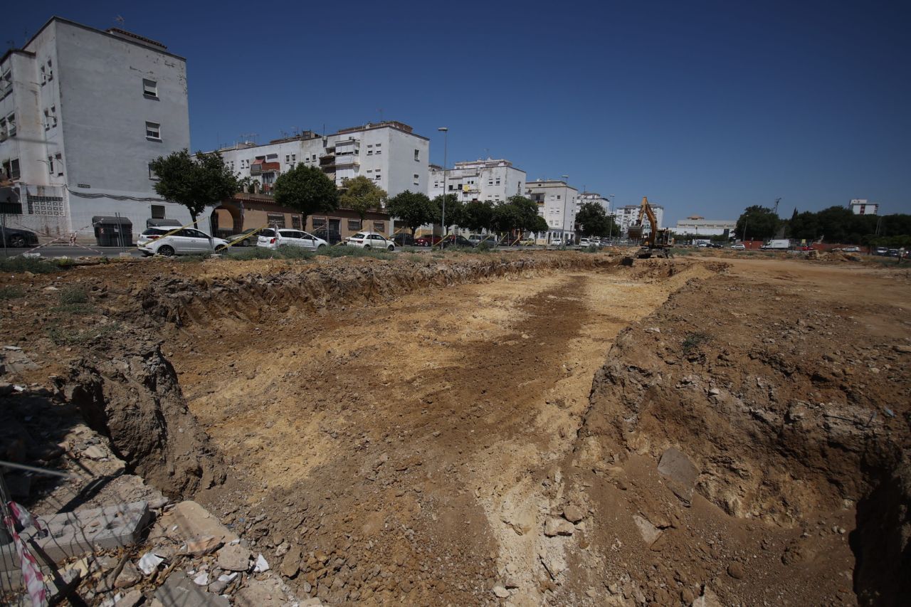Inmenso solar que han dejado las antiguas bodegas Zoilo Ruiz-Mateos en la calle Pizarro en Jerez. Inmenso solar que han dejado las antiguas bodegas Zoilo Ruiz-Mateos en la calle Pizarro en Jerez.