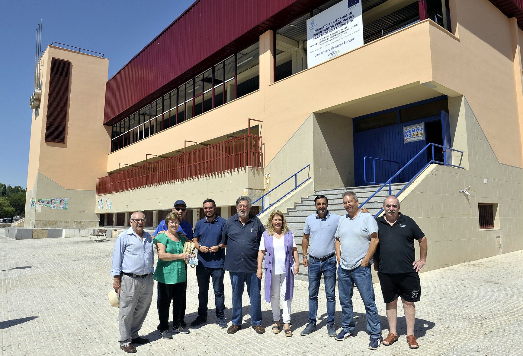La alcaldesa visita las obras de reforma del Polideportivo Ruiz Mateos donde se van a invertir 525.000 euros.