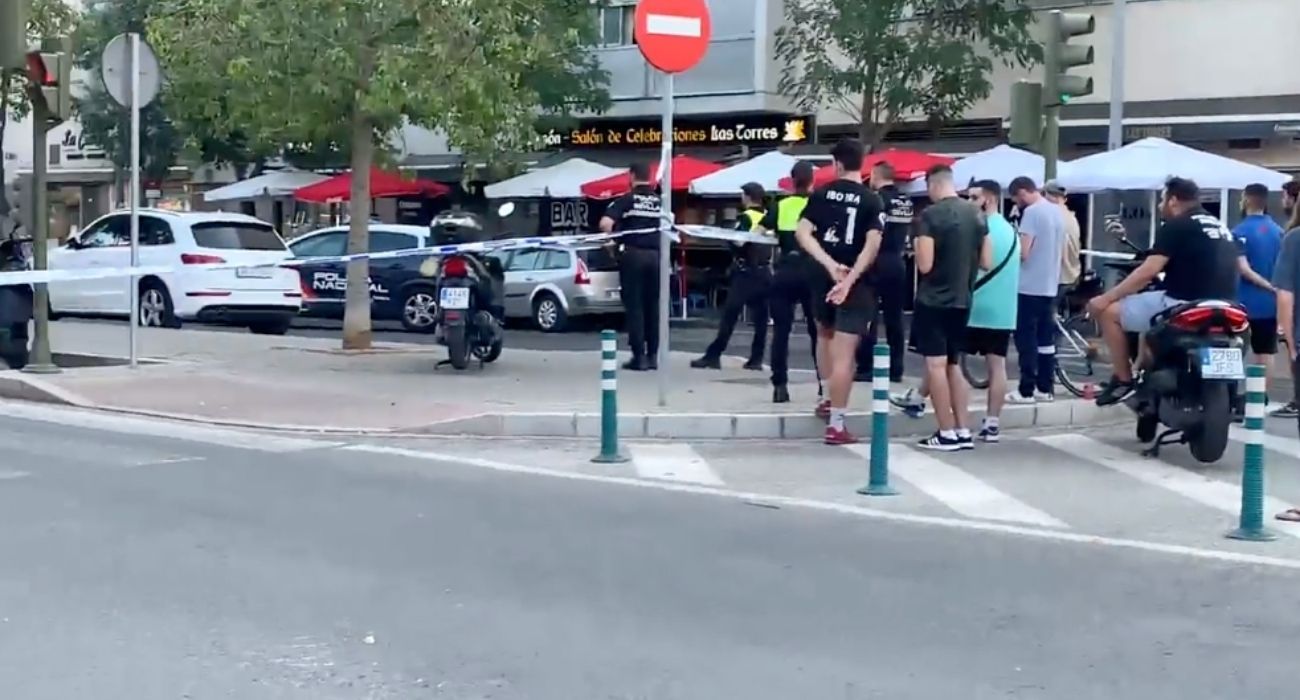 La zona cercana a la panadería de Sevilla donde ha tenido lugar el atraco ya se encuentra acordonada. ONDA CAPITAL La zona cercana a la panadería de Sevilla donde ha tenido lugar el atraco ya se encuentra acordonada. ONDA CAPITAL