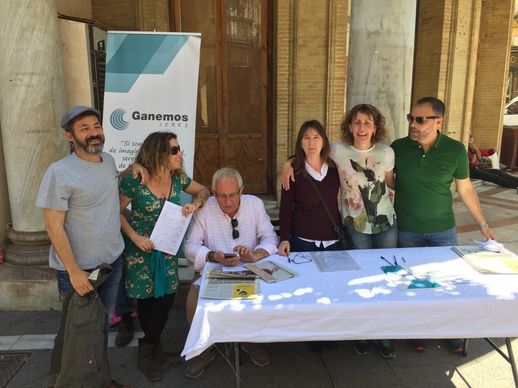 Una de las mesas de recogida de avales de Ganemos Jerez ubicada en el Gallo Azul. FOTO: GANEMOS JEREZ