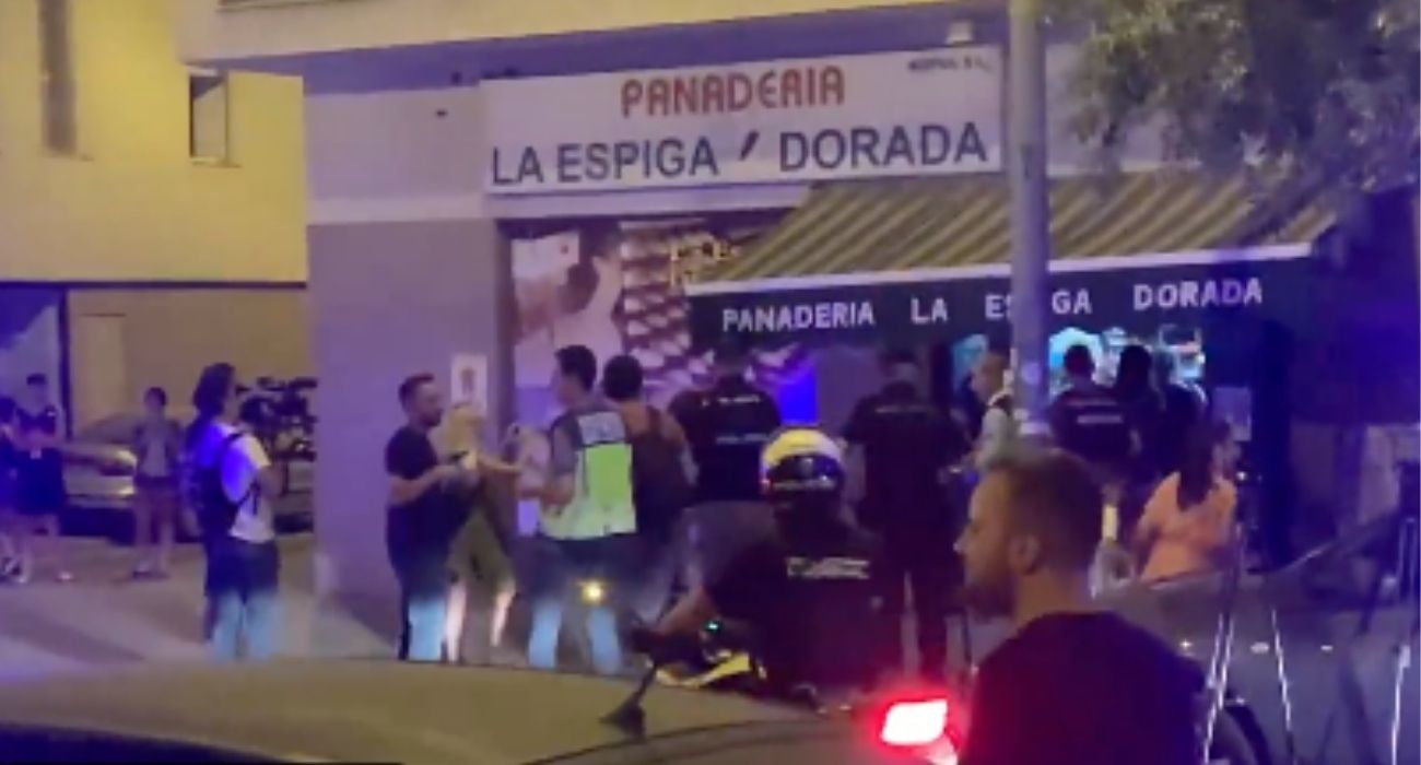 Agentes policiales logran poner fin al atrincheramiento de un hombre en una panadería de Sevilla.