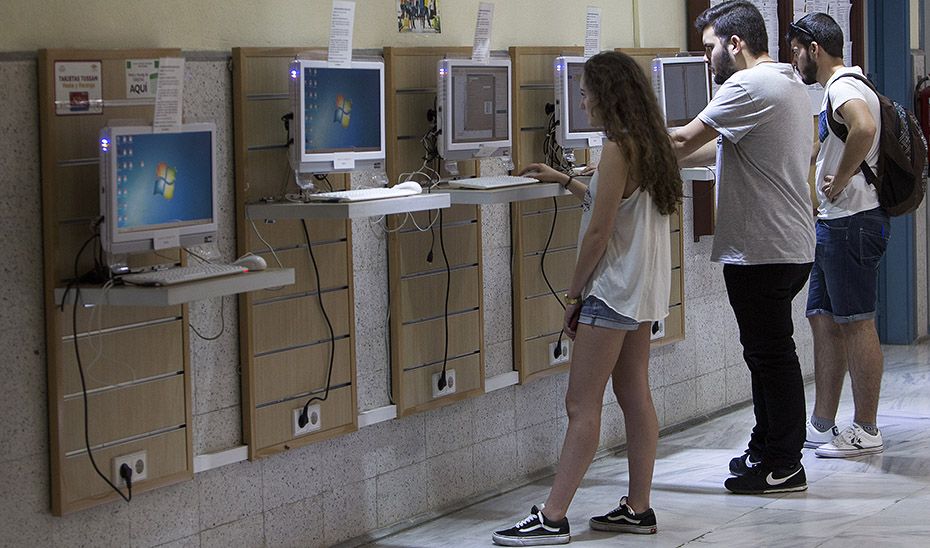 Jóvenes universitarios andaluces formalizando sus matrículas, en una imagen de archivo.