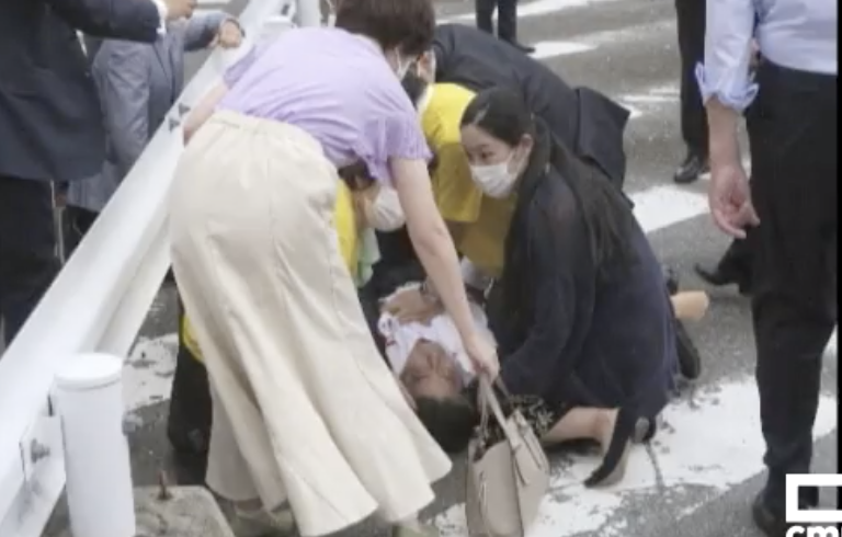 En estado crítico el ex primer ministro japonés tras ser disparado en un mitin.