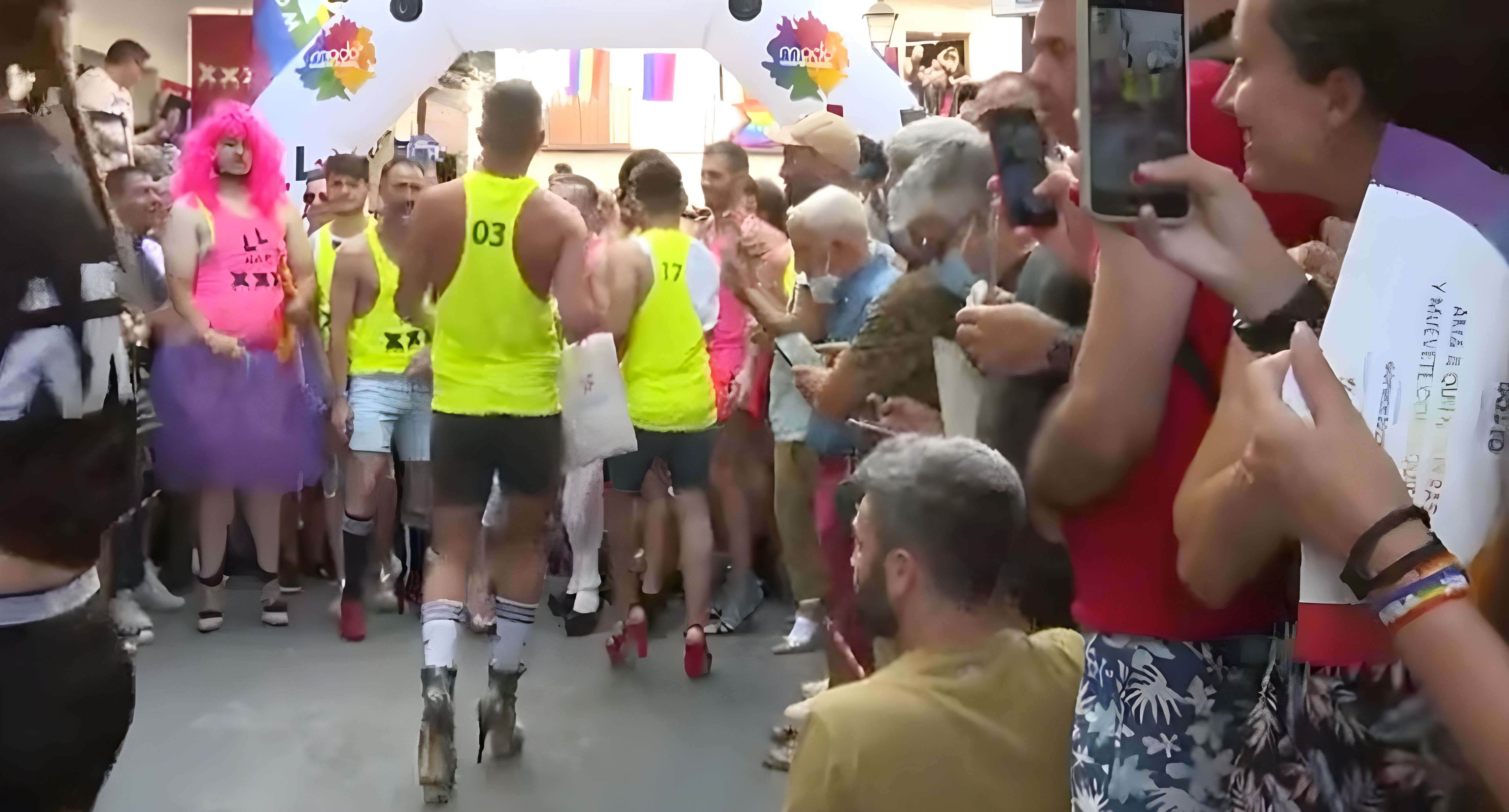 Instantes previos a la salida de la carrera de tacones de Chueca.