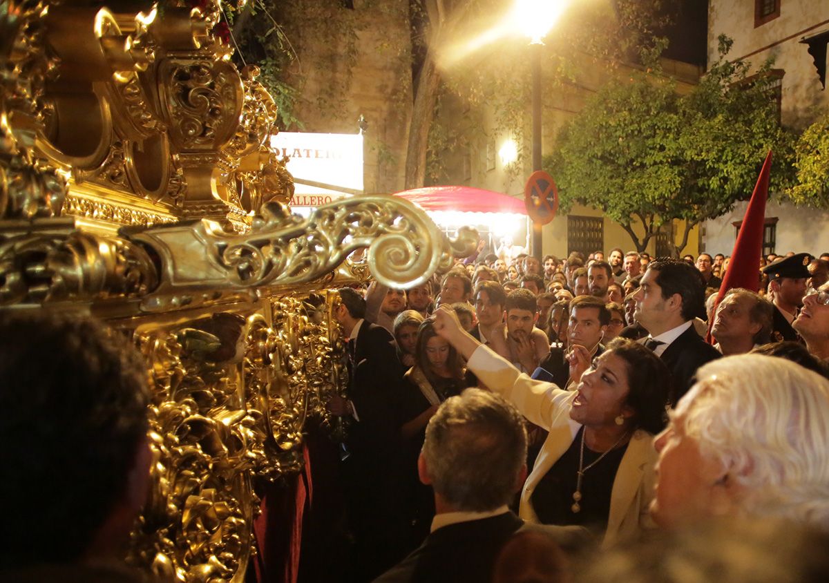 La Macanita canta una saeta a los pies del Prendimiento, en un pasado Miércoles Santo en Jerez.