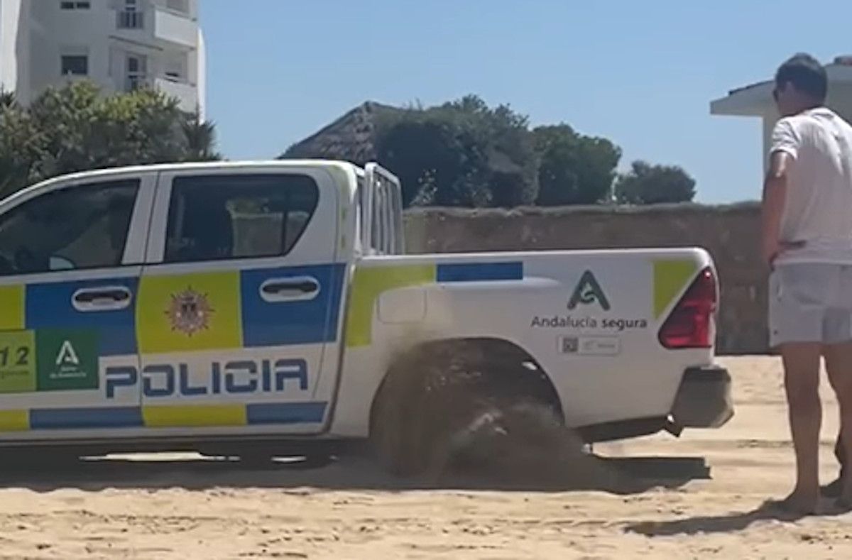 Todoterreno de la Policía Local enterrado en la playa de Valdelagrana.
