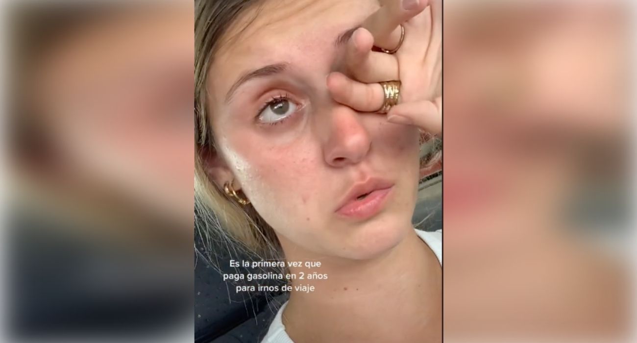 La joven, entre lágrimas, tras repostar gasolina.