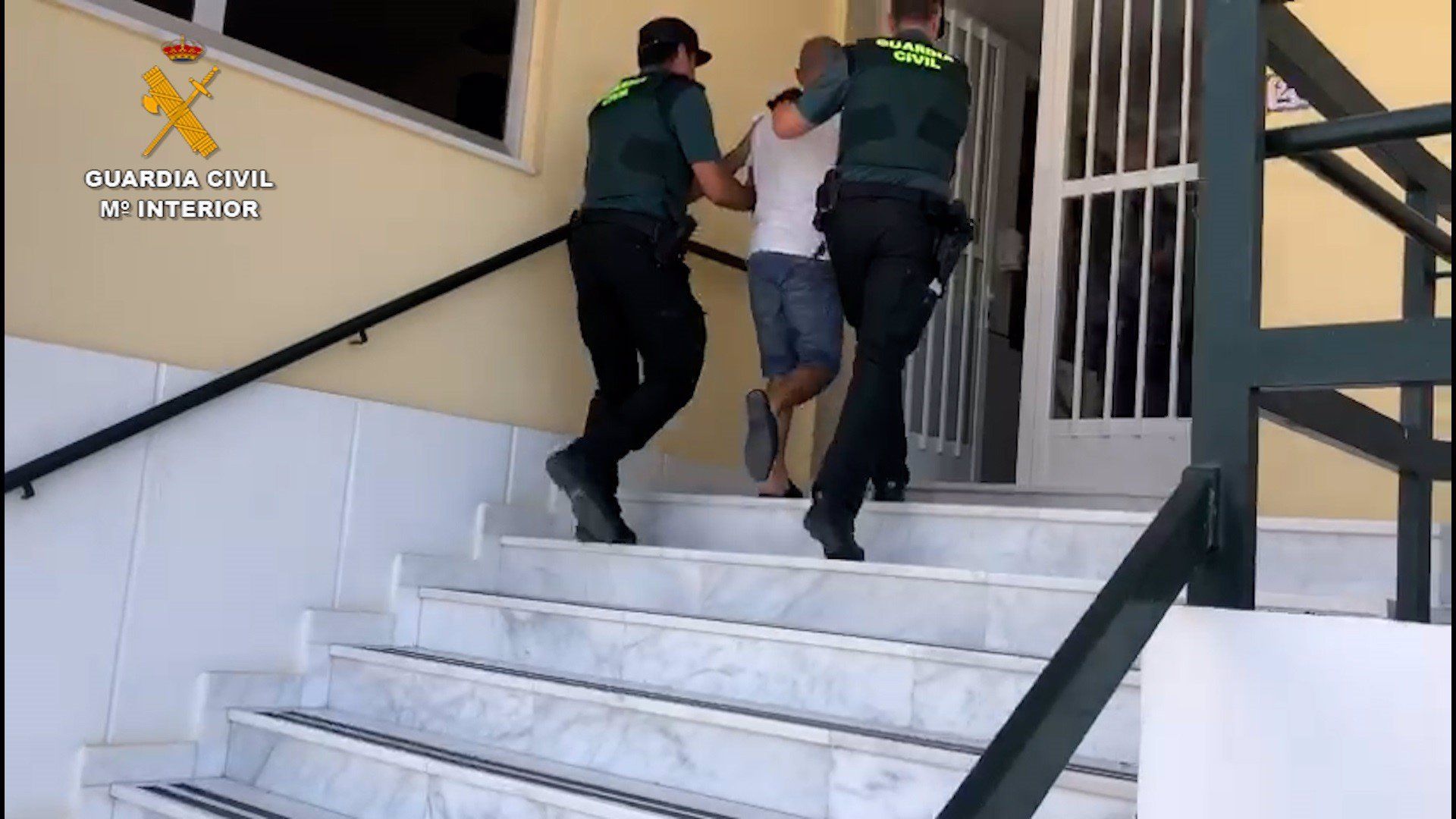 La Guardia Civil, deteniendo a un individuo, en una imagen de archivo. Un hombre apuñala a su pareja en el portal de su vivienda.