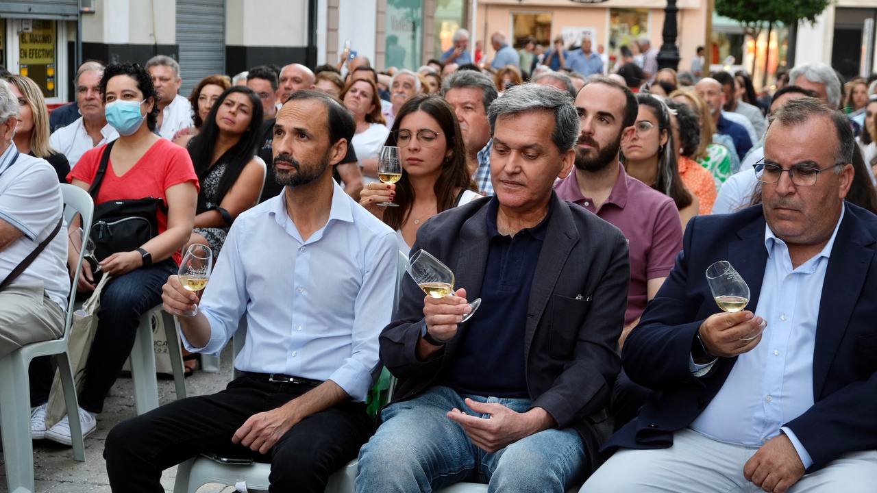 En el centro de la imagen, el alcalde de Sanlúcar, Víctor Mora, junto a Javier Porrúa, hasta hace unos días teniente de alcalde de Cs en el Ayuntamiento.