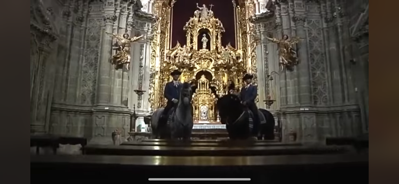 Caballos en San Miguel: El obispado asume el “escándalo”. La imagen más polémica, jinetes y caballos en el Sagrario de San Miguel durante la grabación. 