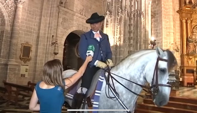 La reportera de la televisión andaluza entrevistando al jinete. VÍDEO CANAL SUR