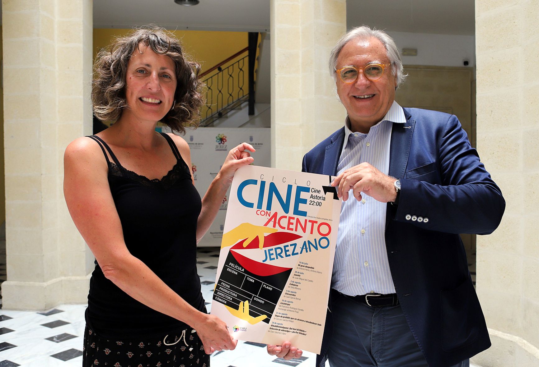 Kika González y Francisco Camas han presentado el cartel del ciclo de cine 'Con acento jerezano' en el cine Astoria.