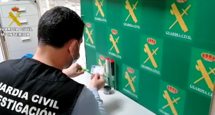 La Guardia Civil ha desmantelado una red criminal que vendía permisos de conducir falsos.