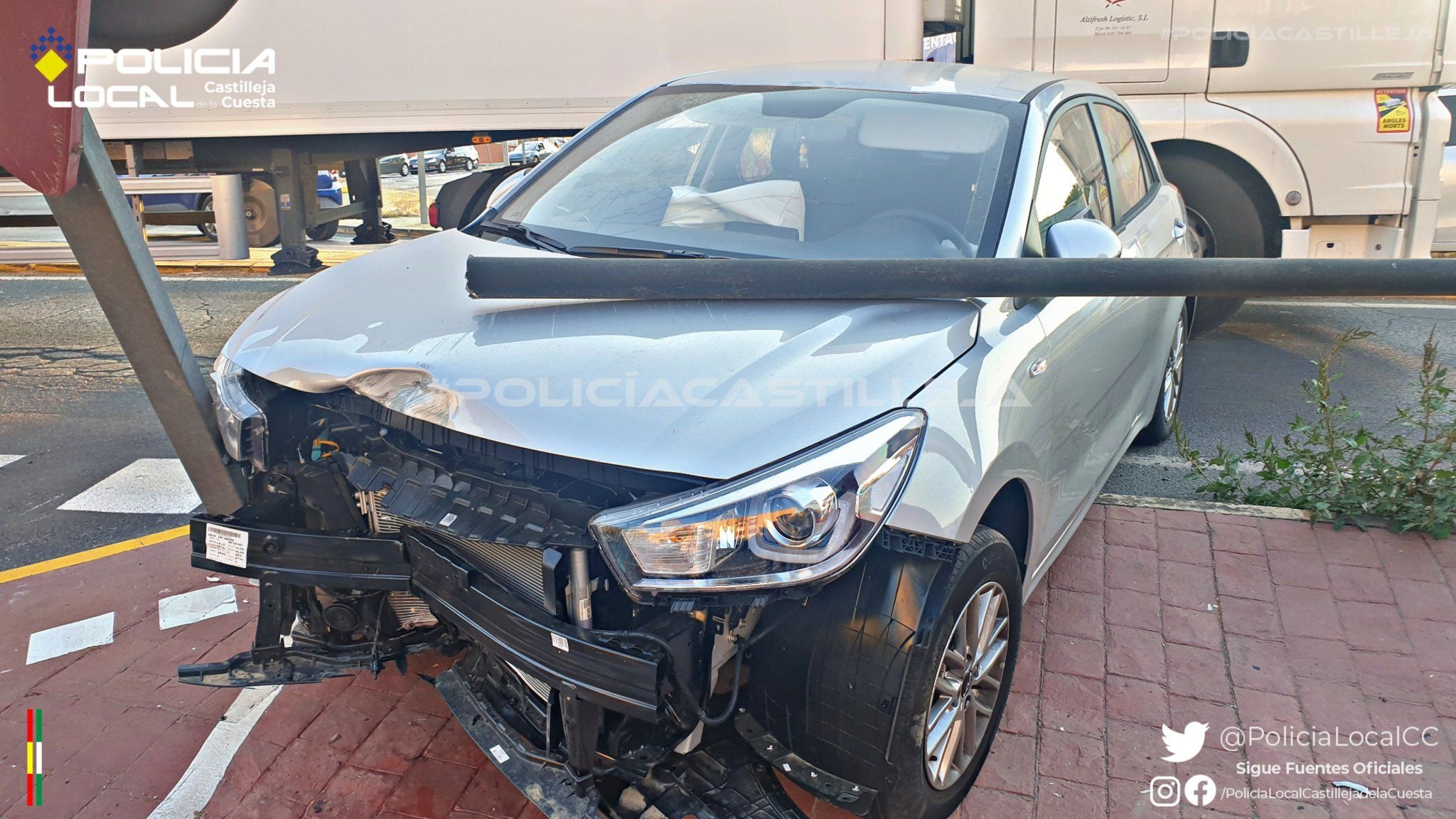 Un menor coge el coche a su madre y sufre un accidente en Sevilla.