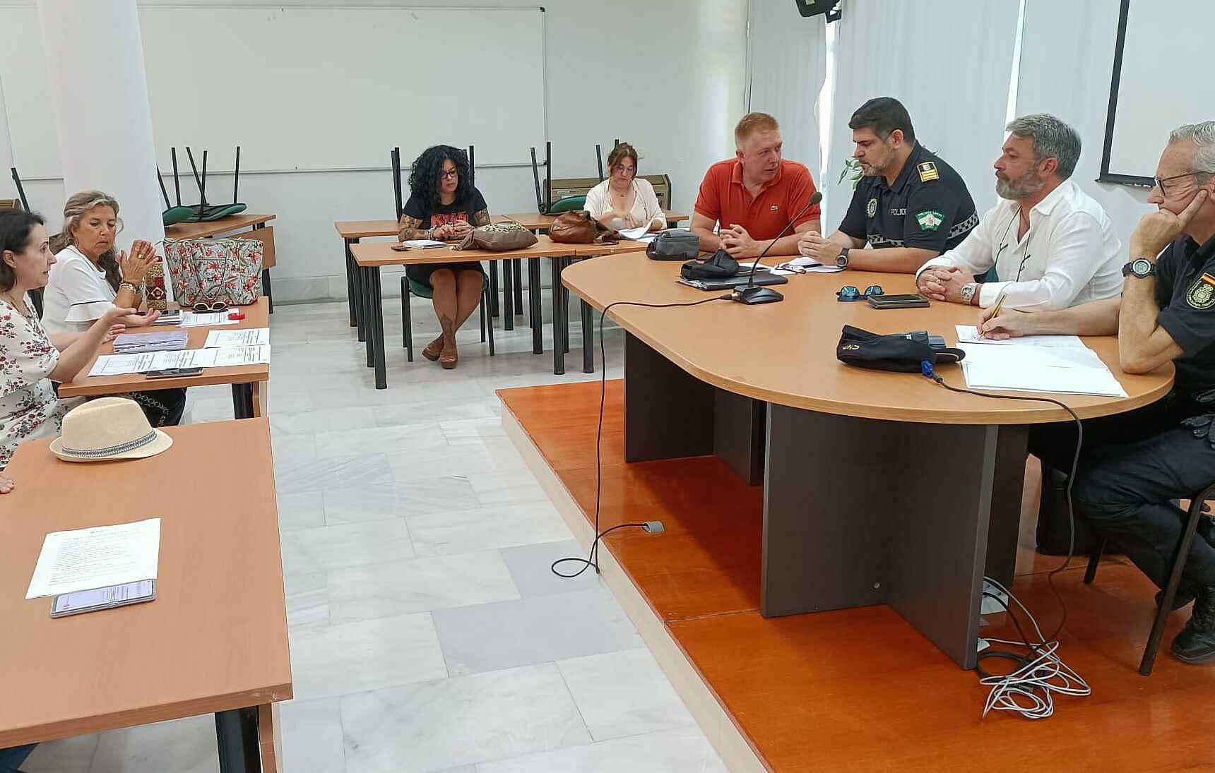 Imagen de la Mesa Técnica del mes de julio de comerciantes y autoridades en Jerez.