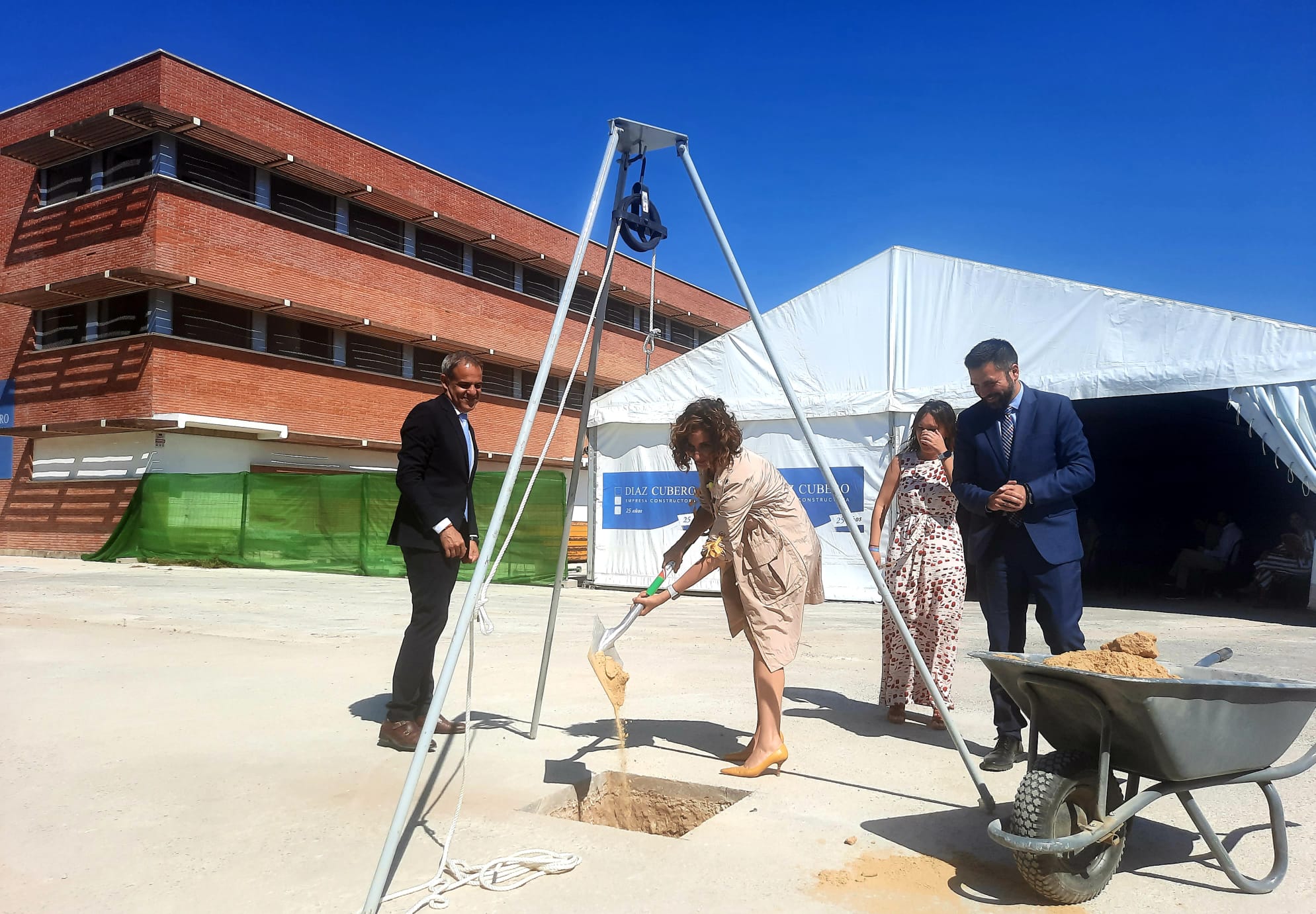 La Ministra de Hacienda, María Jesús Montero, colocó la primera piedra del edificio Incubazul en la Zona Franca de Cádiz.