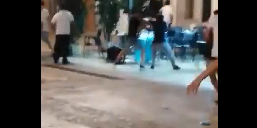 Multitudinaria pelea entre jóvenes en el centro de Cartagena.
