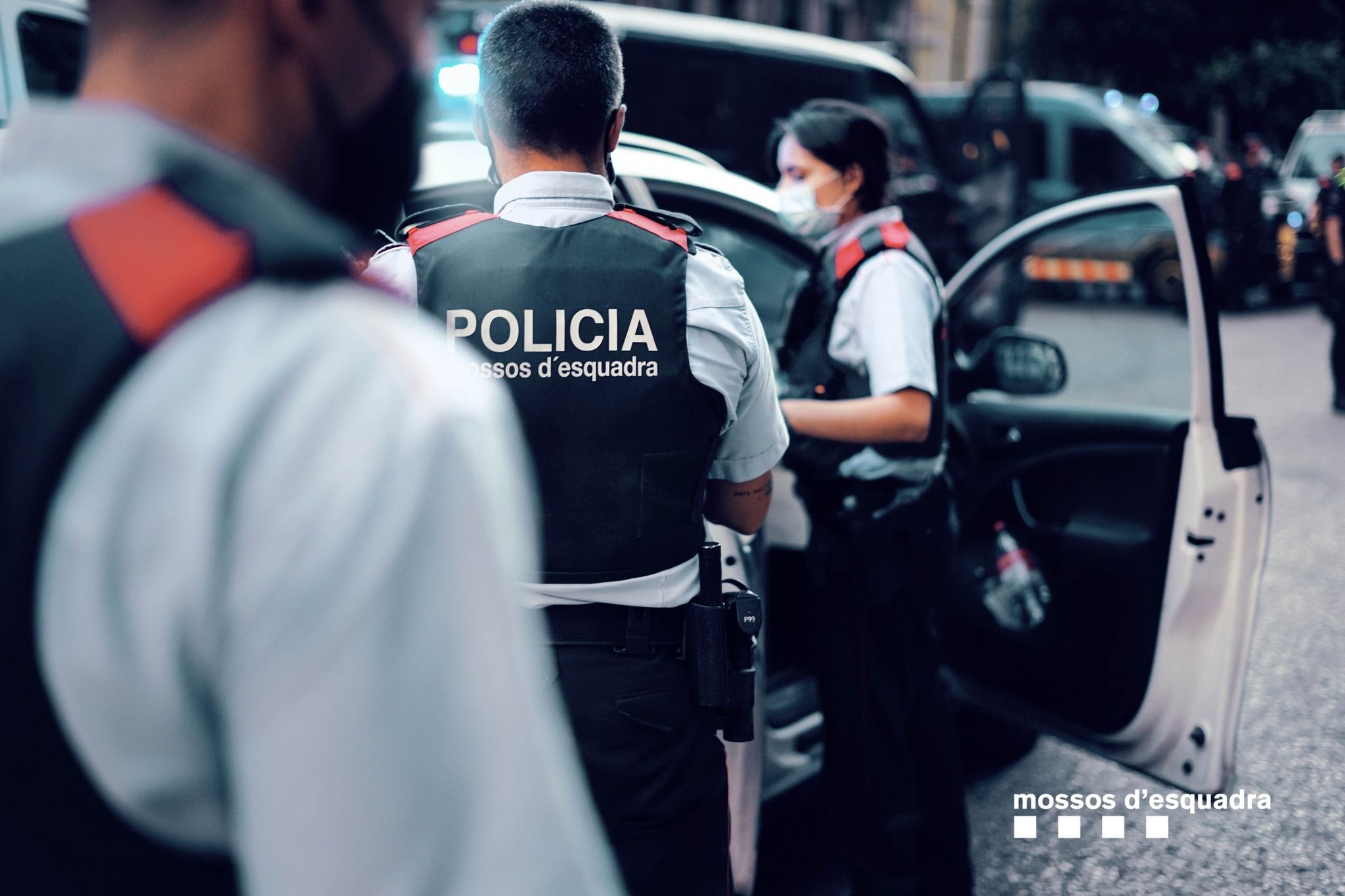 Los Mossos D'Esquadra investigan una posible violación grupal con sumisión química en Barcelona.