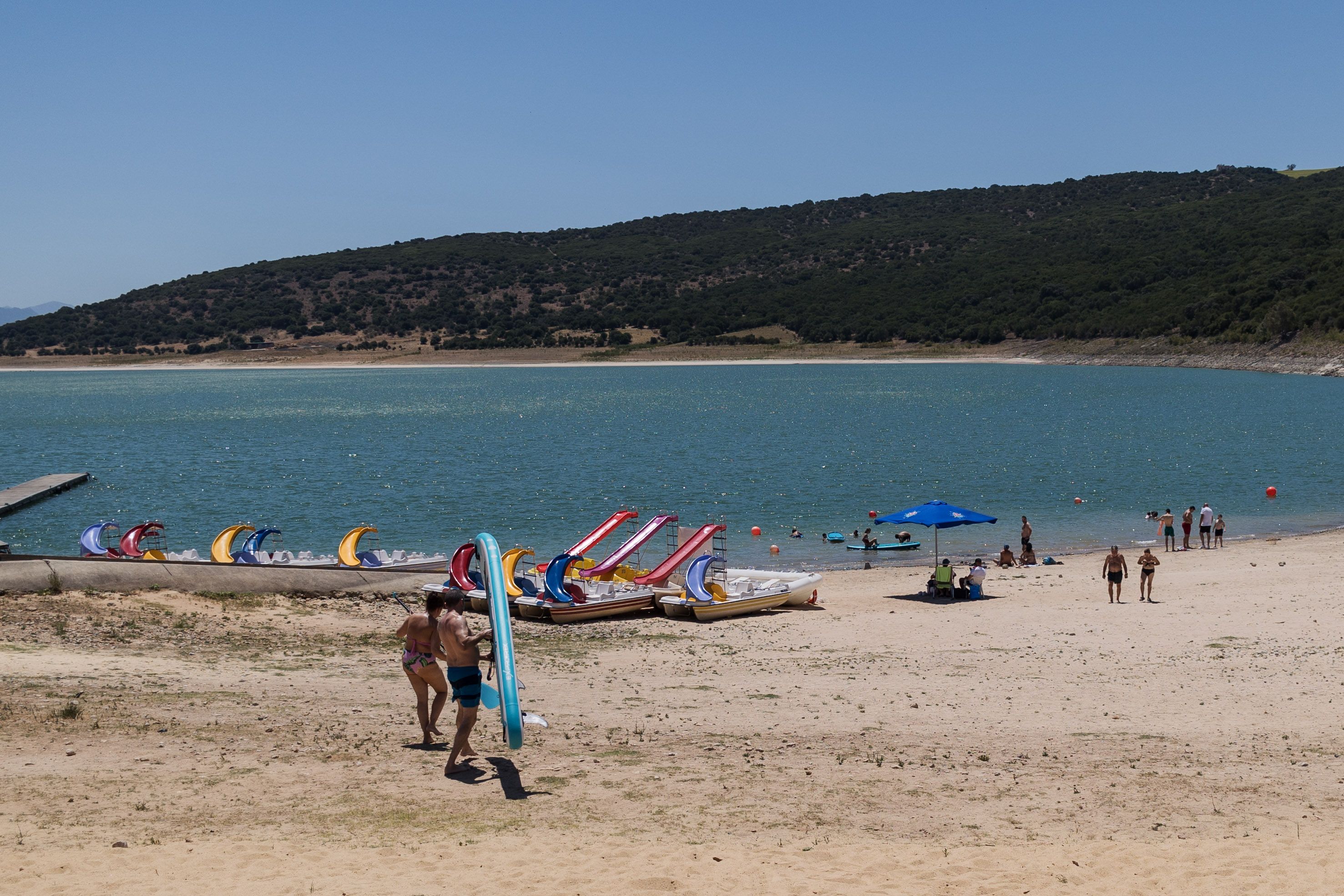 La 'playita' de Bornos, este verano, provoca un repunte del turismo.