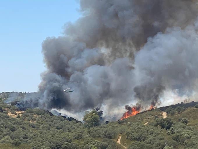 El Infoca intenta controlar el incendio desatado en El Ronquillo.