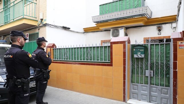 La puerta de la vivienda del presunto terrorista detenido. FOTO: ELDIARIO.ES 