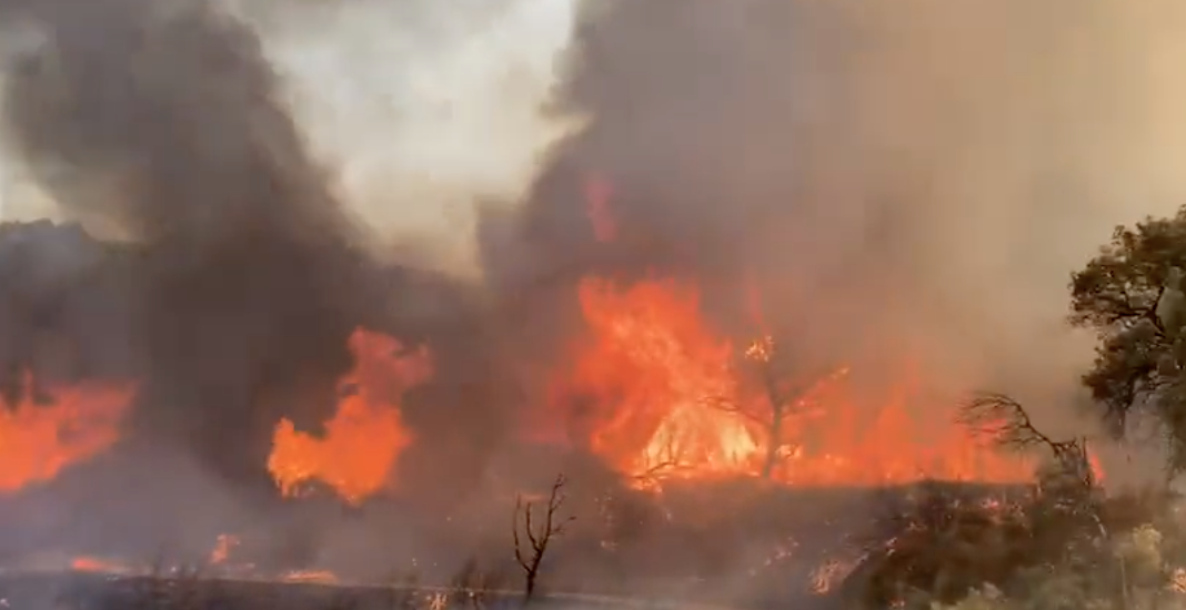 Desactivado el nivel 1 de emergencia por el peligroso incendio en El Ronquillo. En la imagen de Infoca, las llamas en esta zona de Sevilla.