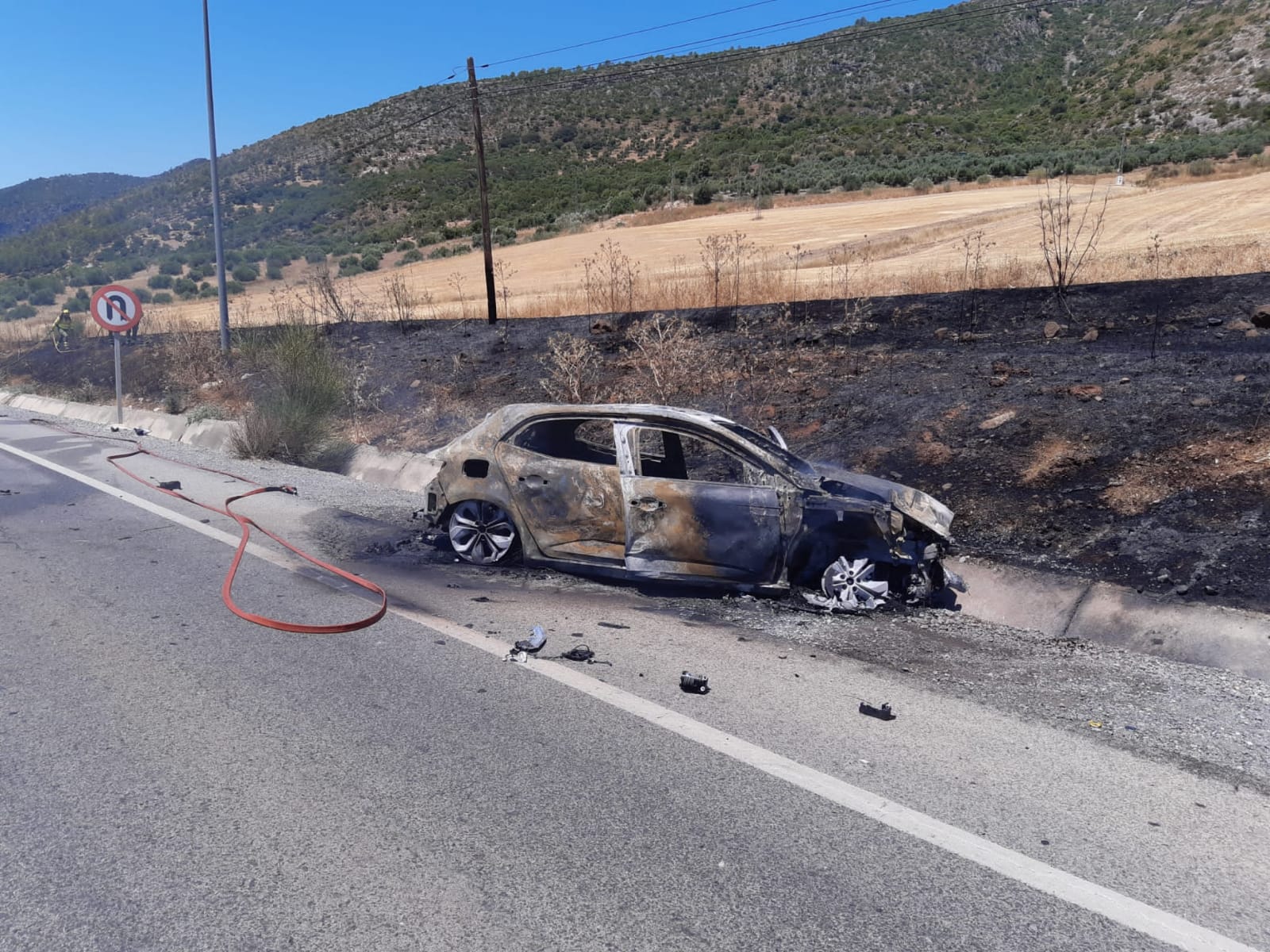 Estado en el que quedó el coche, después de que los bomberos de Olvera extinguieran las llamas este pasado domingo.