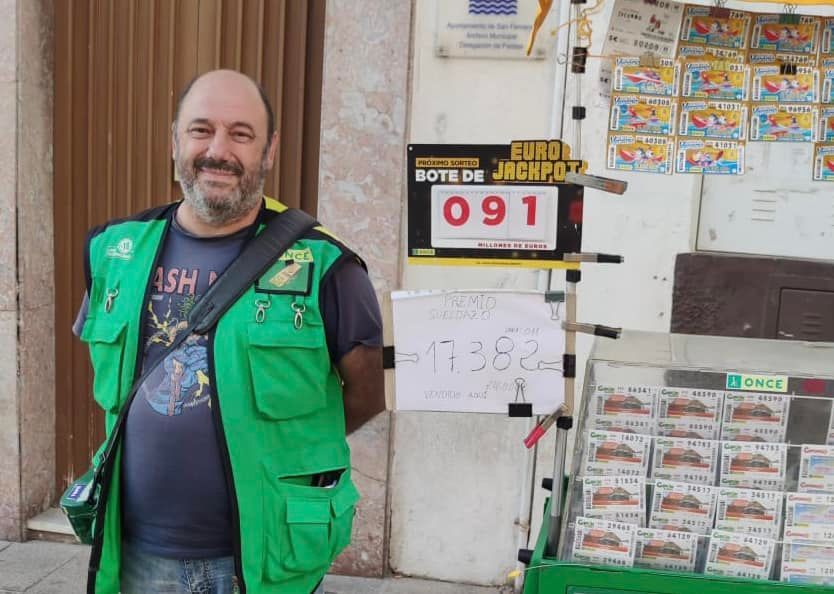 Juan José Rodríguez, el isleño que ha vendido el boleto premiado en la calle Real, en San Fernando. 