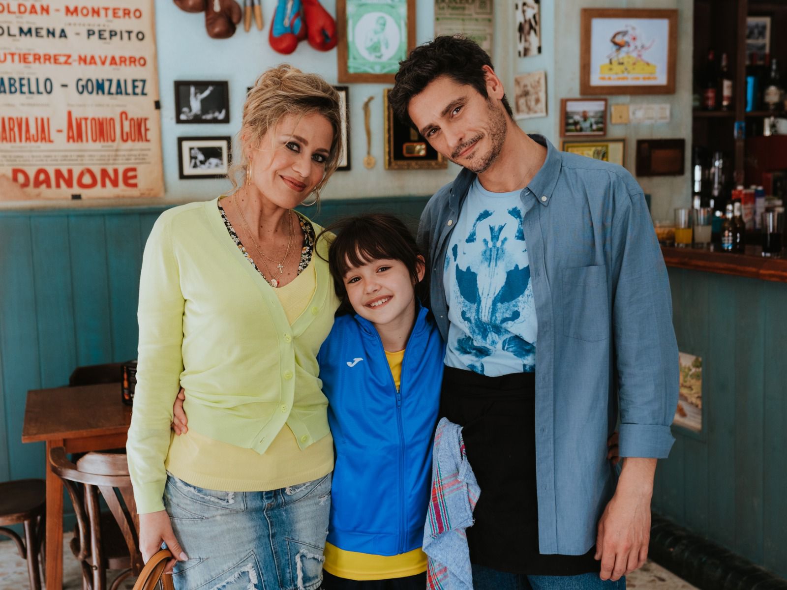 Lisi Linder con Antonio Pagudo y Luna Fulgencio, actores de la película 'Héroes de barrio'.