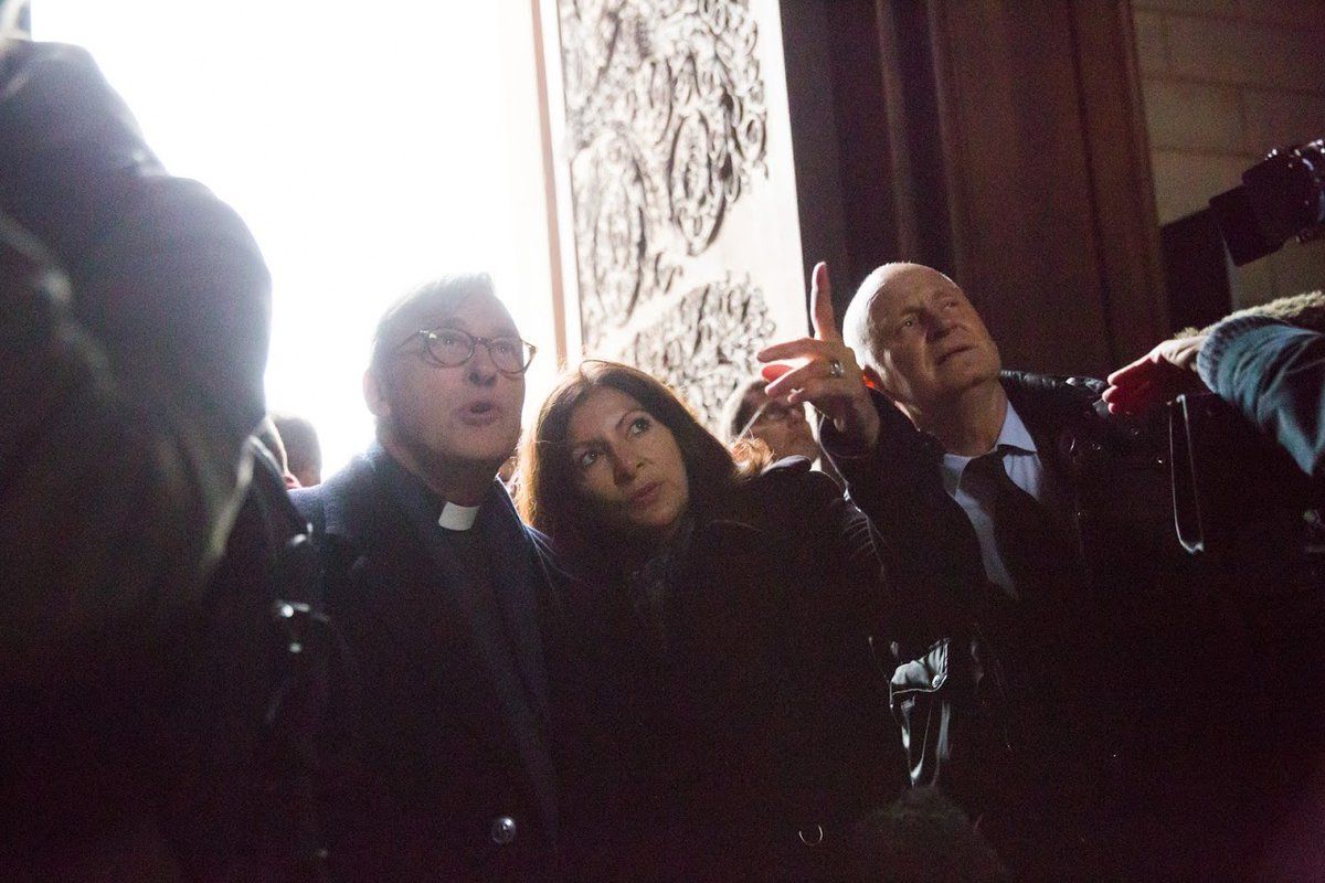 Anne Hidalgo, junto al rector de Notre Dame, en una visita anteayer a la ruina provocada por el incendio. FOTO: Twitter ANNE HIDALGO