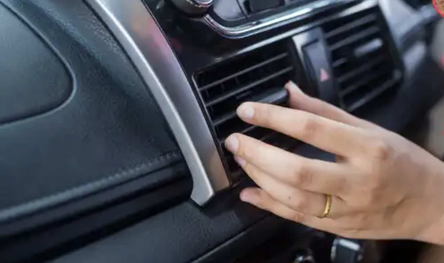 Prueba este truco para reducir la temperatura interior del coche en apenas un minuto.