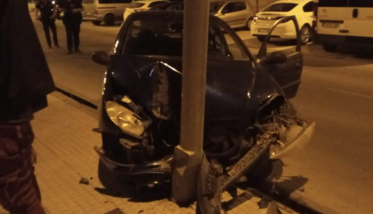 Un coche se choca contra una farola en una calle de Rota.