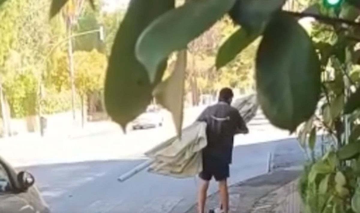 Un joven roba una sombrilla en Jerez.  JEREZTELEVISION