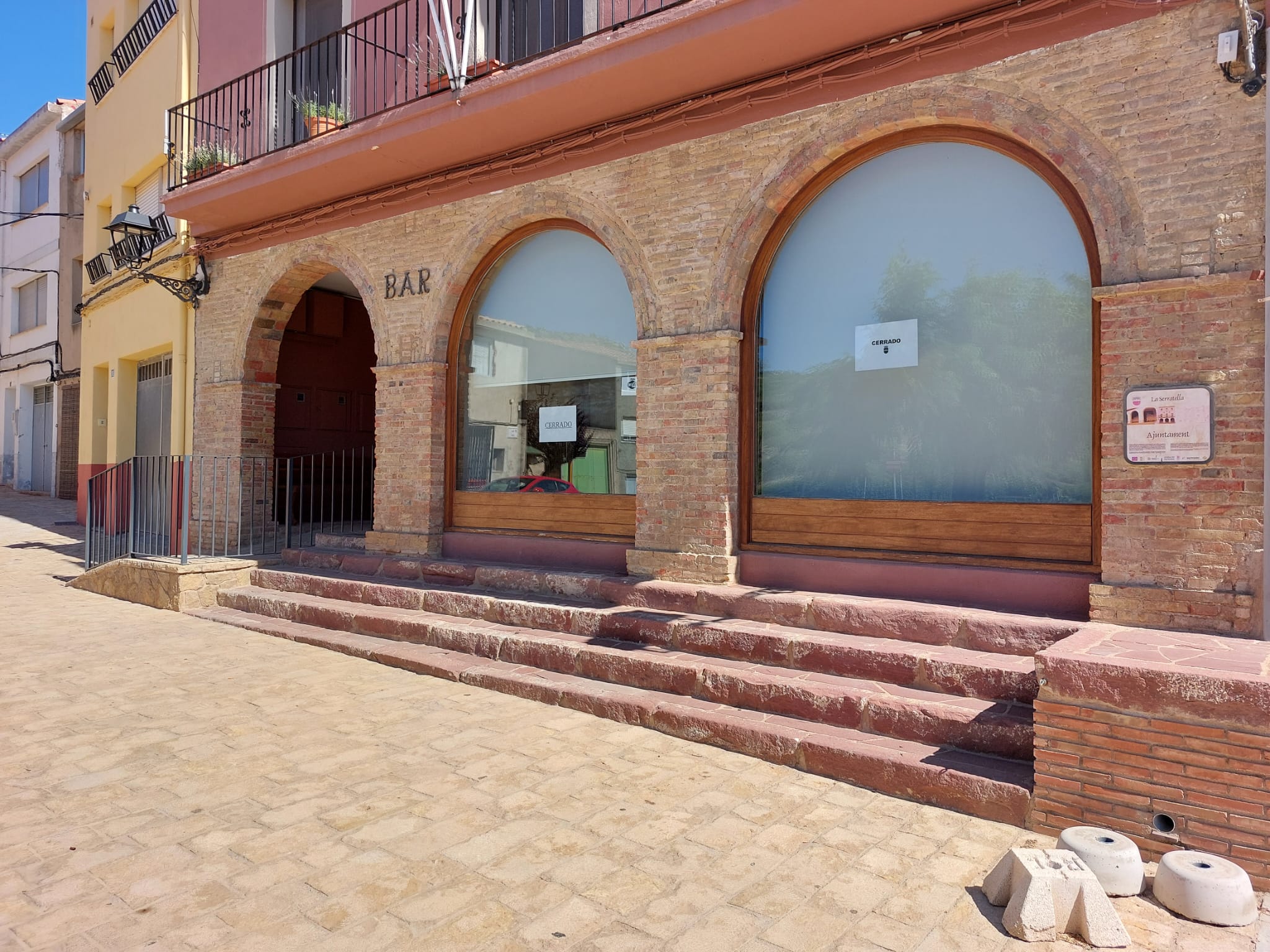 El ayuntamiento de La Serratella, en Valencia, ofrece alquilar un bar por 50 euros al mes.