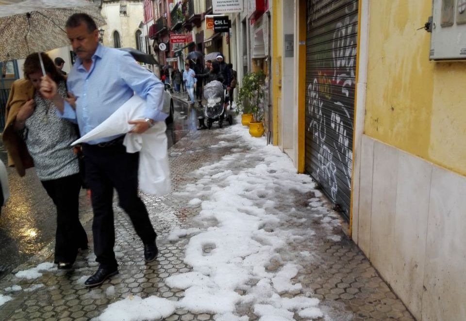 Una calle del centro de Sevilla, tras la tormenta e granizo. Foto: lavozdelsur.es