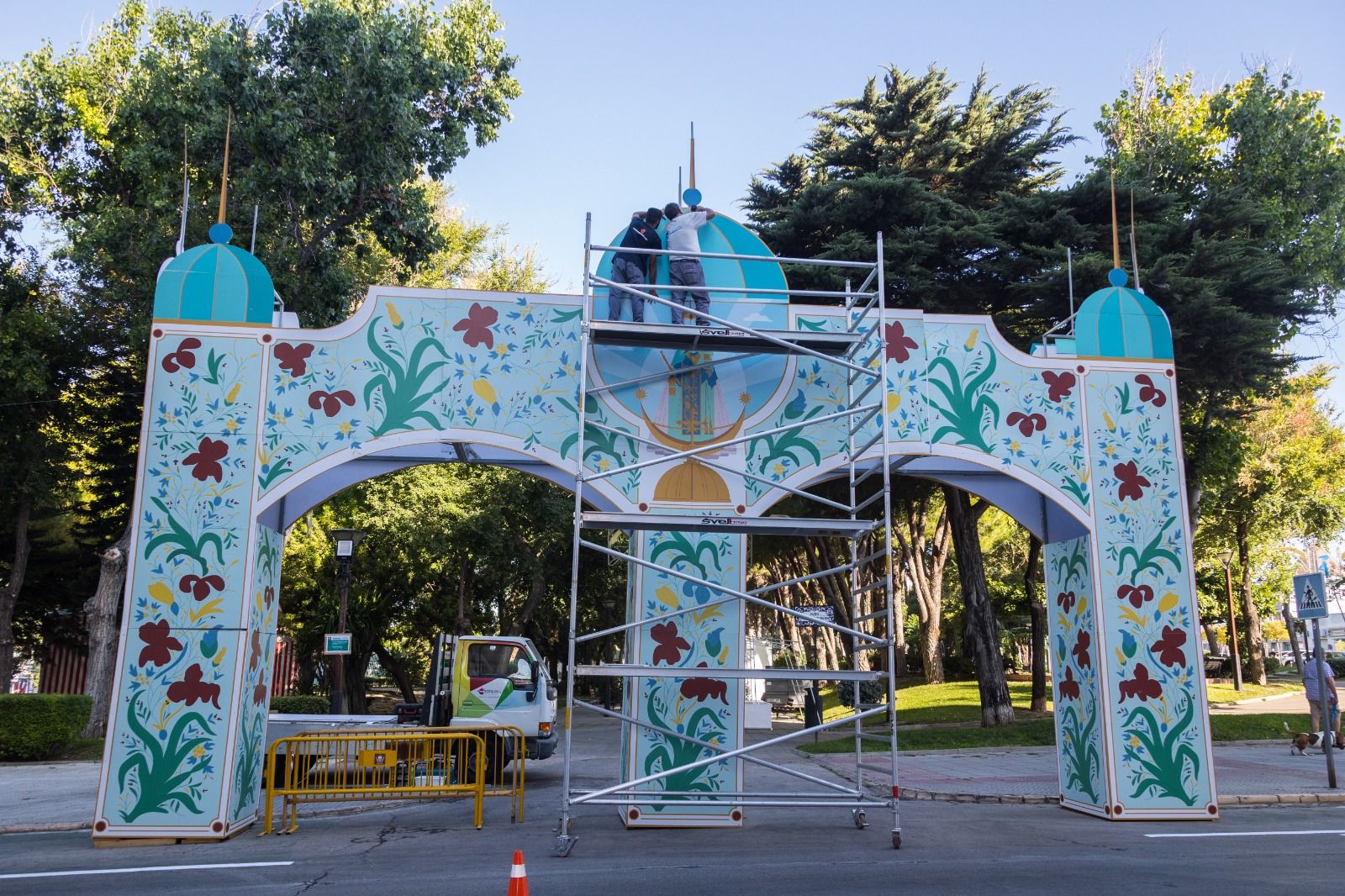 Montaje de la entrada principal de la Feria del Carmen y la Sal de San Fernando, este lunes.