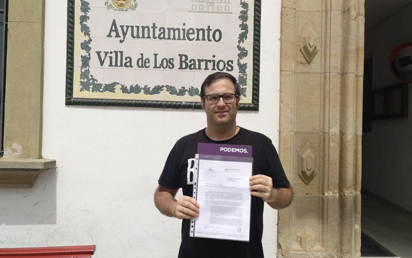 Rafael Oliva, concejal de Podemos en Los Barrios, ante el Ayuntamiento. El edil censura que OHL, sancionada por irregularidades en los contratos públicos, puede quedarse con la limpieza.