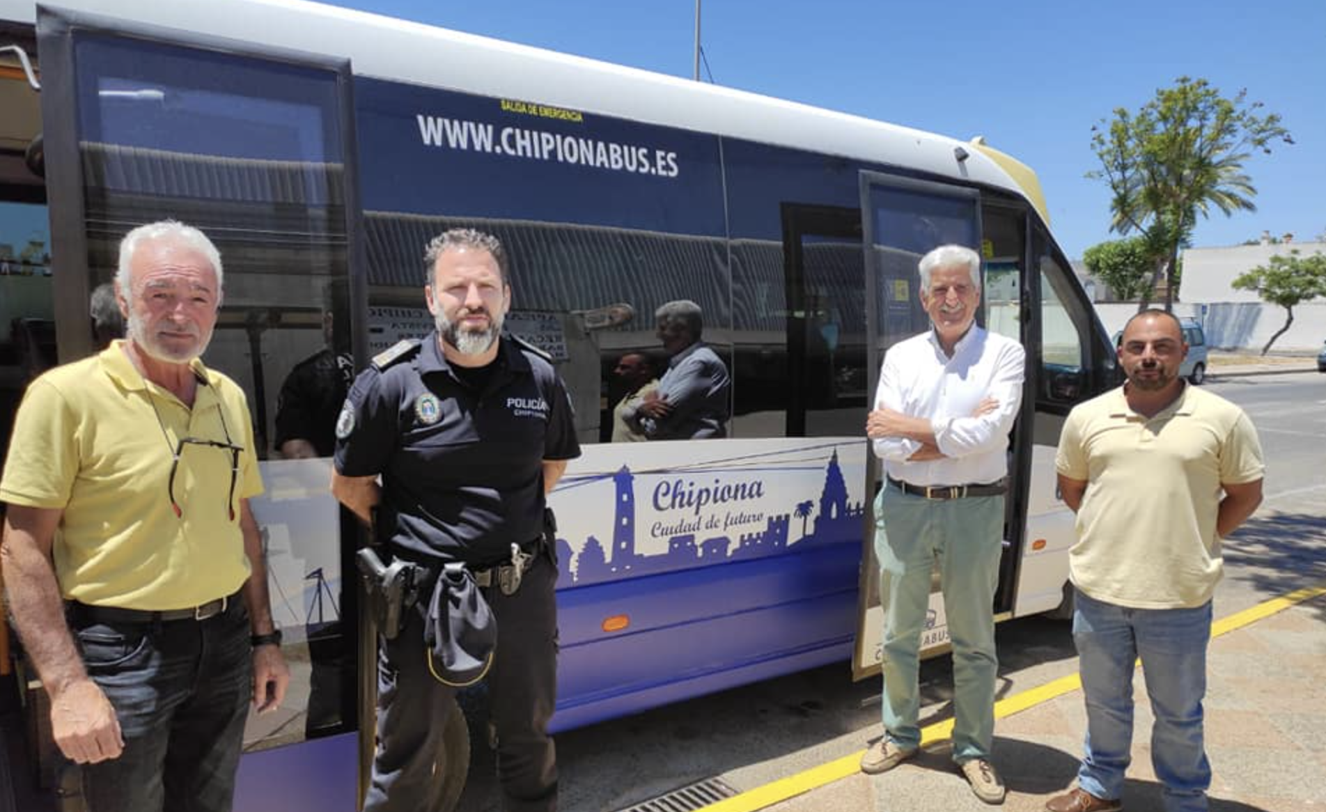 Autobús urbano de Chipiona durante su presentación.