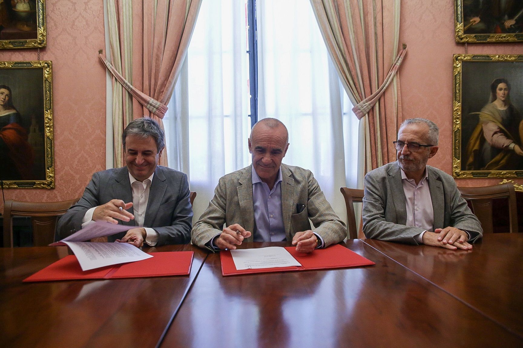 El alcalde de Sevilla en la firma del convenio.