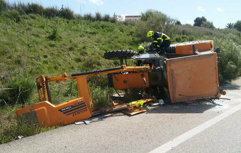 El tractor siniestrado entre el Puerto y Jerez. FOTO: CONSORCIO DE BOMBEROS