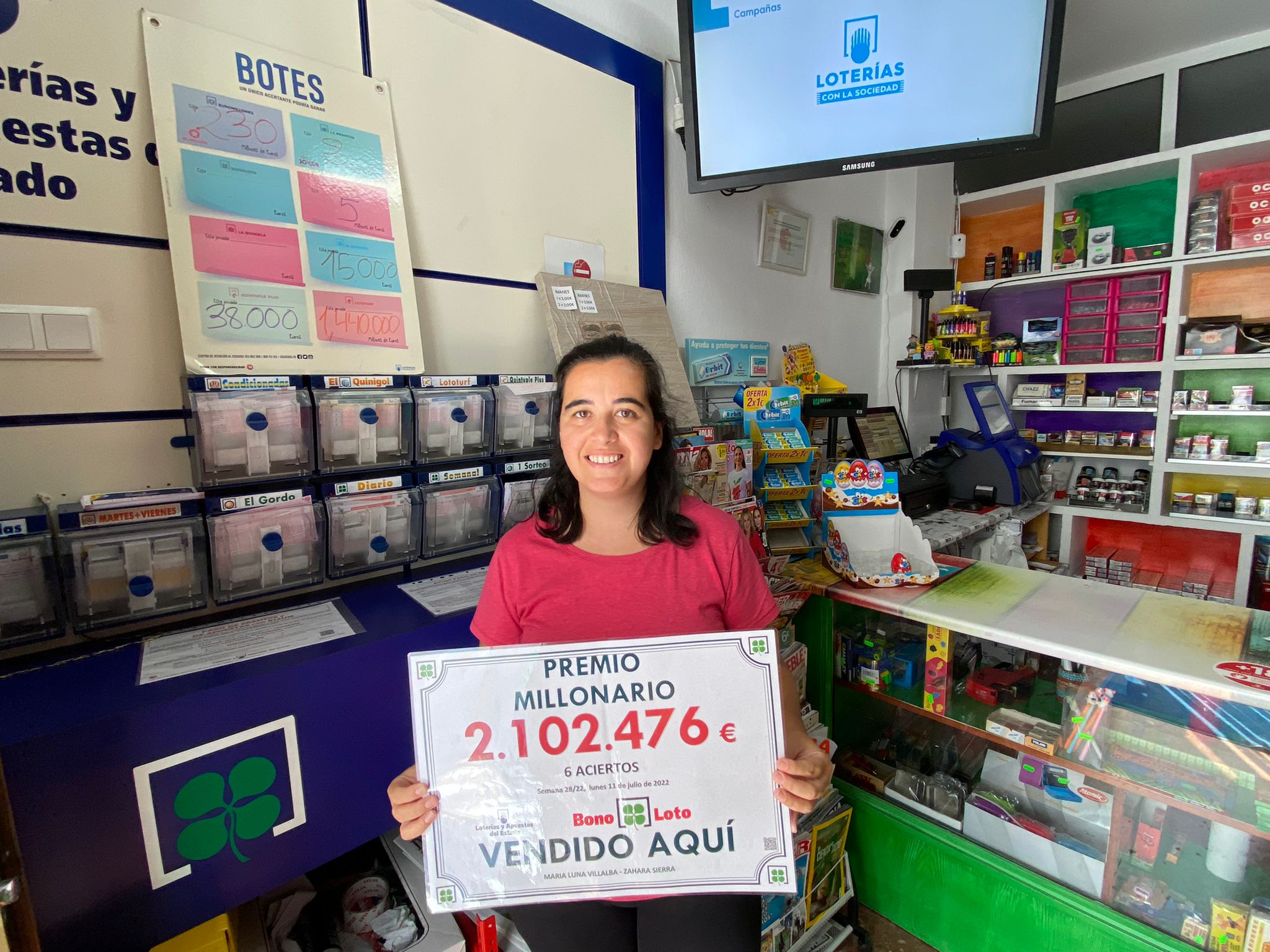 La propietaria de la administración, Maria Luna, con el cartel que anuncia el premio que vendió.