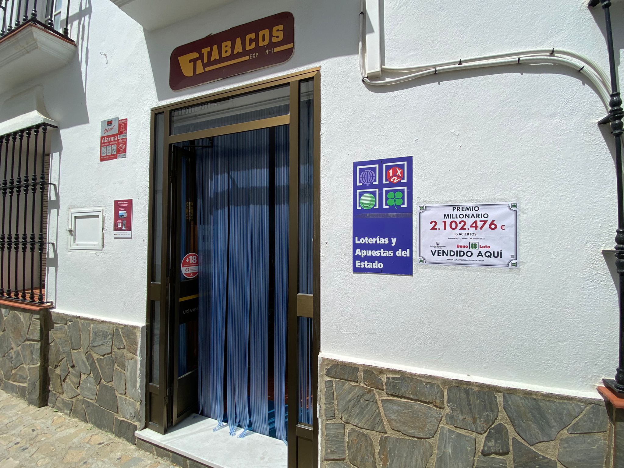 Acceso al punto de venta en el que ya se cuelga el anuncio del premio.