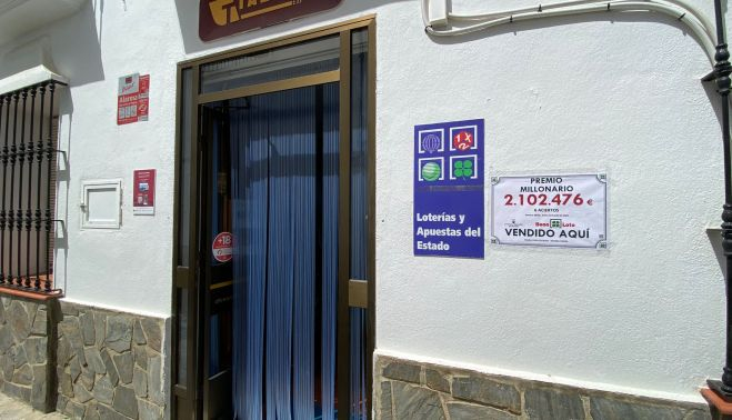 Acceso al punto de venta en el que ya se cuelga el anuncio del premio.